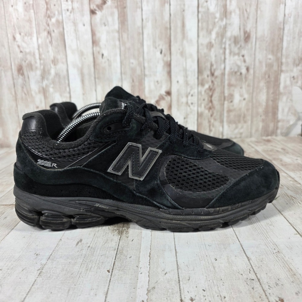 New Balance 2002R Black Suede Mesh Sneakers M2002WB Mens 10 Womens 11.5